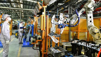 汽车模具生产工厂,机器人自动焊接车间。